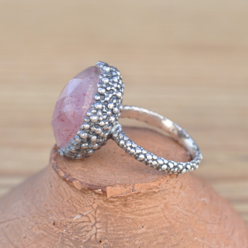 Bague reptile argent ciselé et pierre Quartz strawberry rose T58