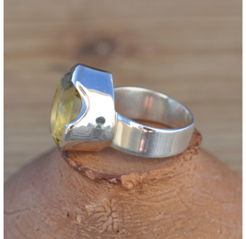 Bague haute en argent et pierre goutte facettée en Quartz Lemon (vert) T54
