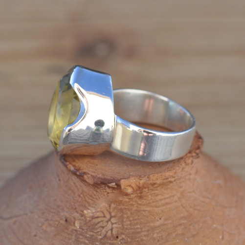 Bague haute en argent et pierre goutte facettée en Quartz Lemon (vert) T54