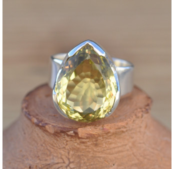 Bague haute en argent et pierre goutte facettée en Quartz Lemon (vert)