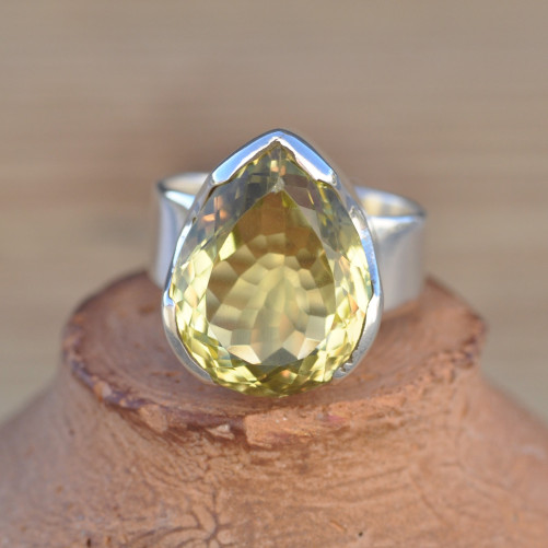 Bague haute en argent et pierre goutte facettée en Quartz Lemon (vert)