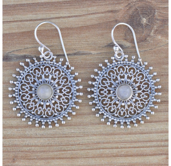 Boucles d'oreilles rondes ajourées en argent ciselé et Pierre de lune (blanc)