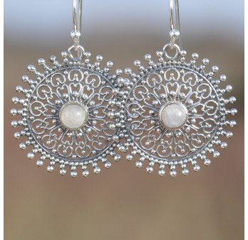 Boucles d'oreilles rondes ajourées en argent ciselé et Pierre de lune (blanc)