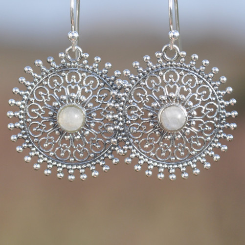 Boucles d'oreilles rondes ajourées en argent ciselé et Pierre de lune (blanc)