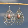 Grandes boucles d'oreilles argent goutte et pierre ovale en Rhodochrosite (rose) Grandes boucles d'oreilles argent goutte et pierre ovale en Rhodochrosite (rose)