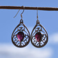 Boucles d'oreilles goutte en argent ciselé avec une pierre en Grenat (rouge) Boucles d'oreilles goutte en argent ciselé avec une pierre en Grenat (rouge)