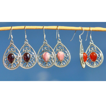 Boucles d'oreilles goutte en argent ciselé avec une pierre en Grenat (rouge)
