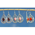 Boucles d'oreilles goutte en argent ciselé avec une pierre en Grenat (rouge) Boucles d'oreilles goutte en argent ciselé avec une pierre en Grenat (rouge)