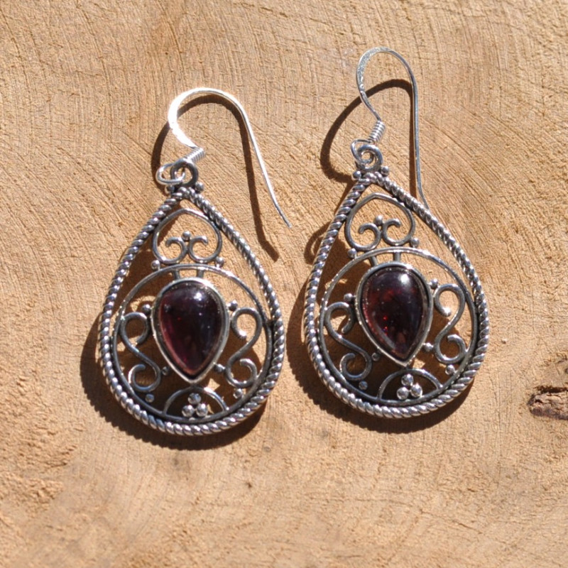Boucles d'oreilles goutte en argent ciselé avec une pierre en Grenat (rouge) Boucles d'oreilles goutte en argent ciselé avec une pierre en Grenat (rouge)
