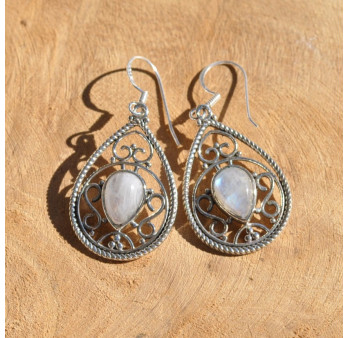 Boucles d'oreilles goutte en argent ciselé avec une pierre en Pierre de lune (blanc) (bleu)
