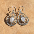 Boucles d'oreilles goutte en argent ciselé avec une pierre en Pierre de lune (blanc) (bleu) Boucles d'oreilles goutte en argent ciselé avec une pierre en Pierre de lune (blanc) (bleu)