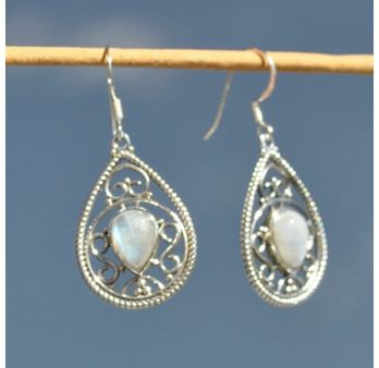 Boucles d'oreilles goutte en argent ciselé avec une pierre en Pierre de lune (blanc) (bleu)