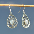 Boucles d'oreilles goutte en argent ciselé avec une pierre en Pierre de lune (blanc) (bleu) Boucles d'oreilles goutte en argent ciselé avec une pierre en Pierre de lune (blanc) (bleu)