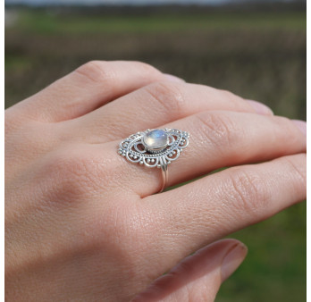 Bague fine bohème Pierre de lune et argent ciselé (blanc)