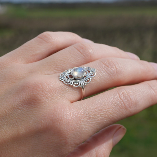 Bague fine bohème Pierre de lune et argent ciselé (blanc)
