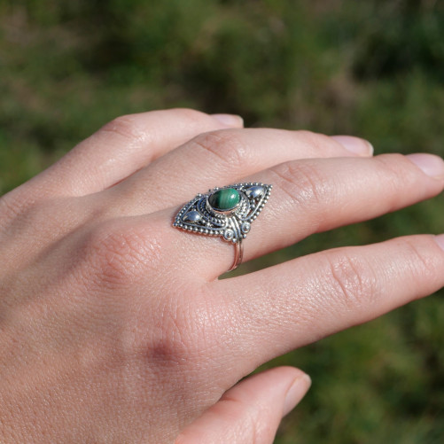 Bague fine ethnique Malachite et argent ciselé (vert)