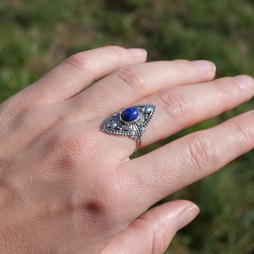 Bague fine ethnique Lapis lazuli et argent ciselé (bleu)
