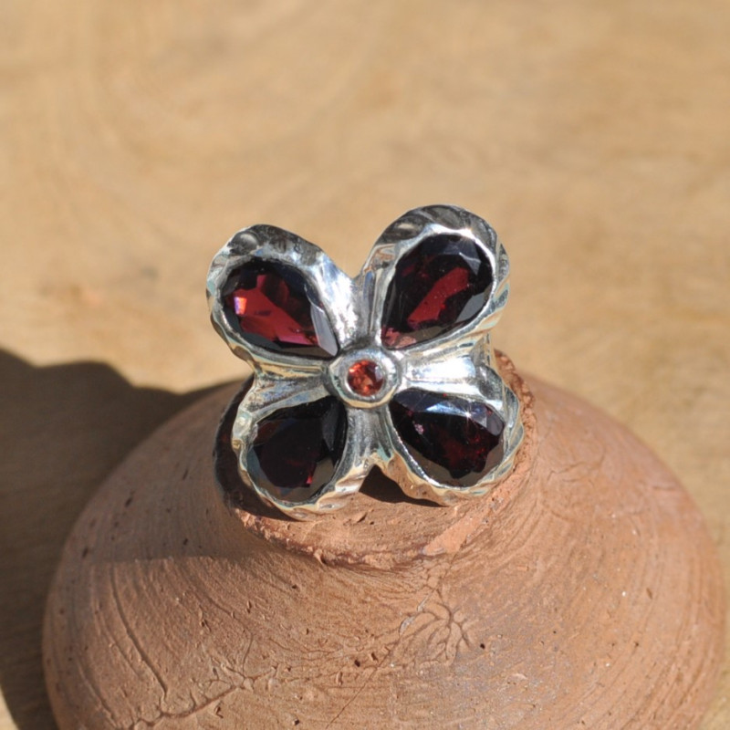 Grosse bague fleur argent et 5 pierres en Grenat (rouge) T57 Grosse bague fleur argent et 5 pierres en Grenat (rouge) T57