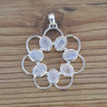 Pendentif fleur ajouré et Pierres de lune irisées (blanc)