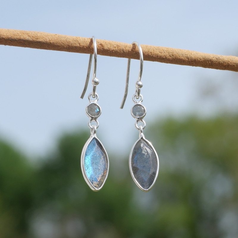 Boucles d'oreilles fines navettes en argent et Labradorite (bleu) Boucles d'oreilles fines navettes en argent et Labradorite (bleu)