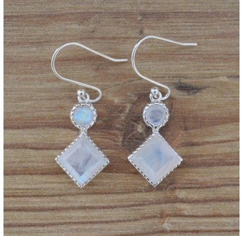 Petites boucles en argent et 2 pierres facettées en Pierre de lune (blanc)
