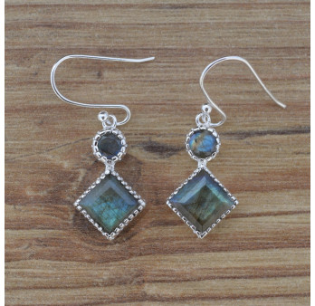 Petites boucles en argent et 2 pierres facettées en Labradorite (bleu)