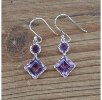Petites boucles en argent et 2 pierres facettées en Améthyste (violet)