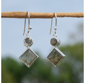 Petites boucles en argent et 2 pierres facettées en Labradorite (bleu)