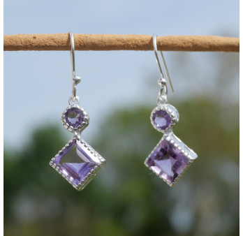 Petites boucles en argent et 2 pierres facettées en Améthyste (violet)