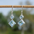 Petites boucles en argent et 2 pierres facettées en Topaze bleue (bleu)