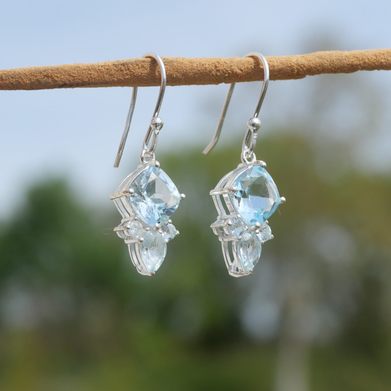 Petites boucles en argent et 4 pierres facettées en Topaze bleue (bleu)