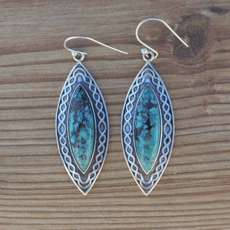 Grandes boucles navette en argent ciselé et pierre Turquoise (bleu) Grandes boucles navette en argent ciselé et pierre Turquoise (bleu)
