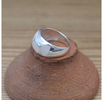 Bague bombée en Nacre blanche et argent (blanc) T61