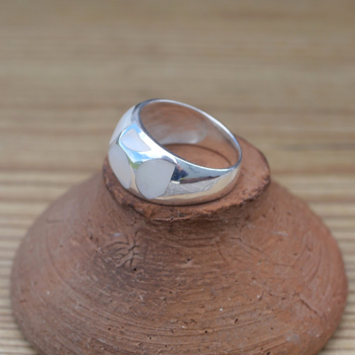 Bague bombée en Nacre blanche et argent (blanc) T61