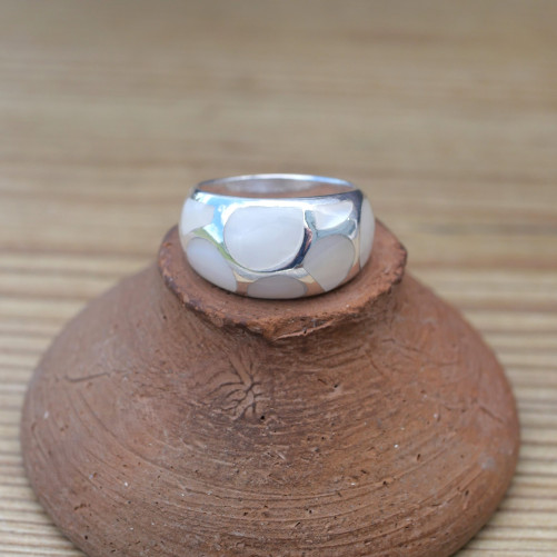NEW ! Bague bombée en Nacre blanche et argent (blanc)