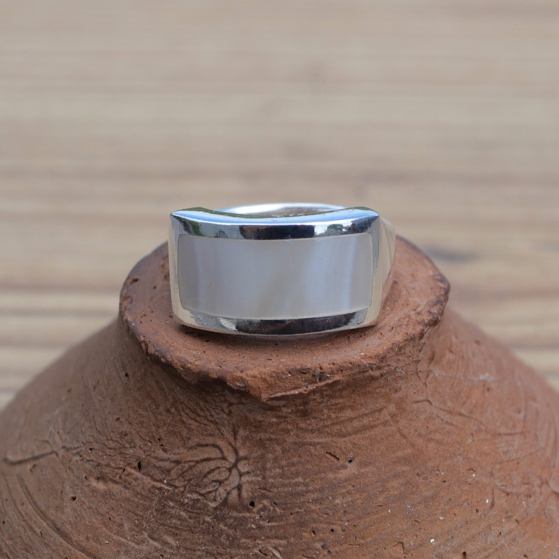 Bague en argent et Nacre blanche rectangulaire horizontale (blanc) T53/56/61 Bague en argent et Nacre blanche rectangulaire horizontale (blanc) T53/56/61