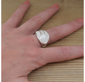 Bague ovale en argent et 5 morceaux de Nacre (blanc)