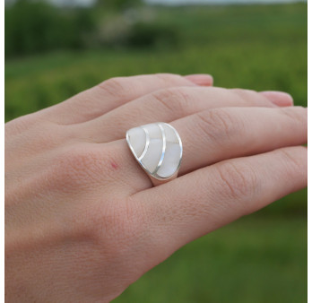 Bague ovale en argent et 5 morceaux de Nacre (blanc)
