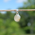 Petit pendentif ovale en pierre Quartz rutile bombée sertie d'argent (doré)