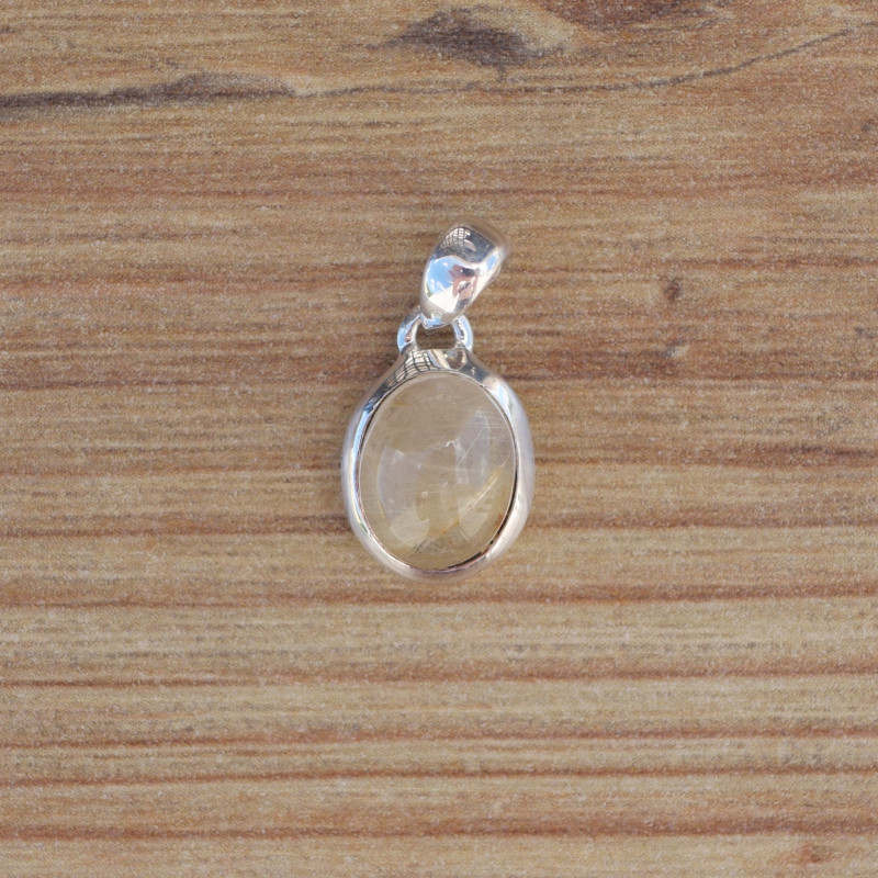 Petit pendentif ovale en pierre Quartz rutile bombée sertie d'argent (doré)