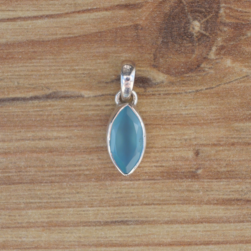 Petit pendentif navette en pierre Calcédoine bleue et argent (bleu)