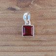 Petit pendentif carré en pierre Grenat et argent (rouge)