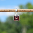 Petit pendentif carré en pierre Grenat et argent (rouge)