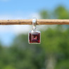 Petit pendentif carré en pierre Grenat et argent (rouge)