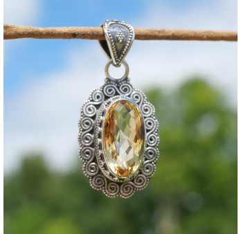 Gros pendentif argent ciselé et pierre facettée en citrine