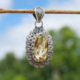 Gros pendentif argent ciselé et pierre facettée en citrine Gros pendentif argent ciselé et pierre facettée en citrine
