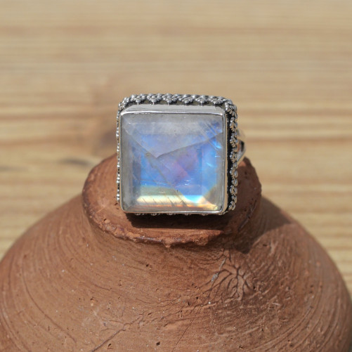 NEW ! Bague carrée en argent ciselé et pierre facettée Pierre de lune (blanc)