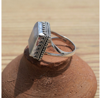 Bague carrée en argent ciselé et pierre facettée Pierre de lune (blanc) T57