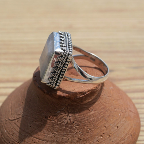 Bague carrée en argent ciselé et pierre facettée Pierre de lune (blanc) T57