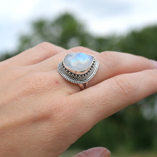 Bague goutte Pierre de lune et plateau en argent ciselé (blanc) T57